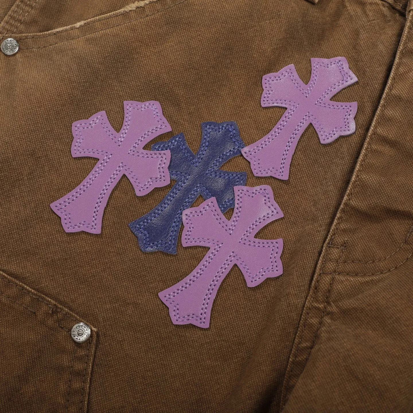 P300 Chrome Hearts Chrome Hearts Brown Logging Purple Multi-Leather Jeans Multi-leather Label Work Jeans CH Jeans All need to be washed and then disassembled and hand-stitched with sheepskin cross leather and then spliced together to complete. The whole process is too complicated to describe. About Chrome Hearts This is an extremely luxurious fashion brand that can also be called the aristocrat of the high street. It has always been an exclusive brand for some hipsters or the rich second generation. Compared with ordinary high streets, it is more luxurious and noble. Compared with luxury brands, it has a more fashionable personality. It has always been a brand that I have a special liking for. Color: Brown Size: 28 30 32 34 36